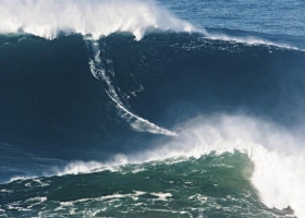 Nouveau record: la plus grande vague jamais surfée