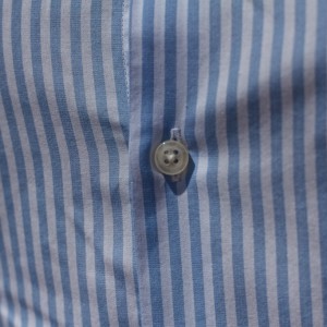 Boutons polyester et nacre cousus en croix