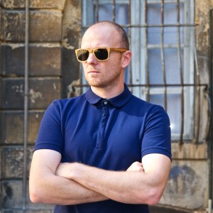 Le col peut-être porté intégralement boutonné Look homme cool aix