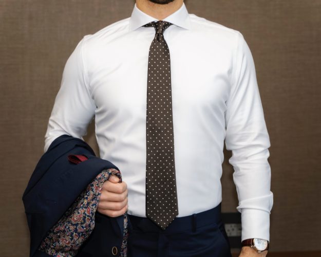 benjamin-r-WdhmRPvMn7A-unsplash homme sur cravate